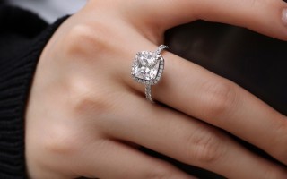 莫桑钻是真钻石吗,和天然钻有什么区别?,莫桑钻是真钻石吗