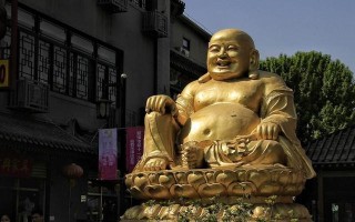 “笑口常开，笑天下可笑之人；大肚能容，容天下难容之事”这两句话该如何理解？