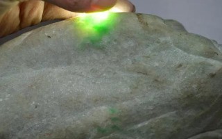 冰种飘蓝花翡翠原石的简单介绍