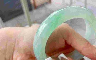 关于翡翠手镯厚度多少好的信息