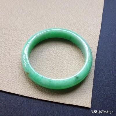 想买个玉镯,预算1W左右,推荐啥品牌呢?-第3张图片-翡翠网 想买个玉镯,预算1W左右,推荐啥品牌呢?-第3张图片-翡翠网