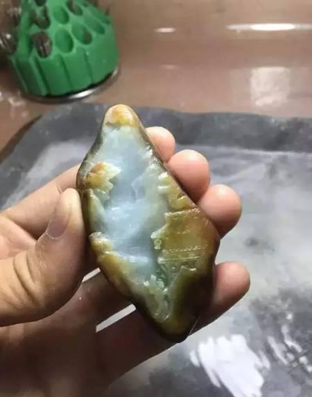 非常普通的翡翠原石可以雕的非常好看么?-第4张图片-翡翠网 非常普通的翡翠原石可以雕的非常好看么?-第4张图片-翡翠网