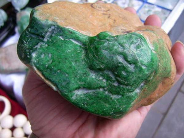 翡翠原石如何作假?-第4张图片-翡翠网 翡翠原石如何作假?-第4张图片-翡翠网