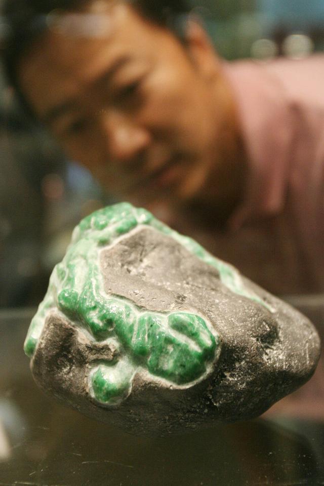 现在翡翠成品和翡翠原石哪个更适合收藏?-第2张图片-翡翠网 现在翡翠成品和翡翠原石哪个更适合收藏?-第2张图片-翡翠网