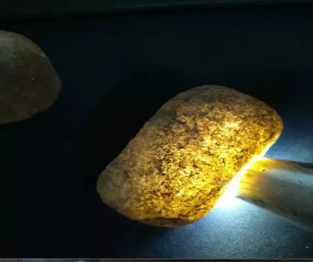 如何看待20块买翡翠原石?-第4张图片-翡翠网 如何看待20块买翡翠原石?-第4张图片-翡翠网