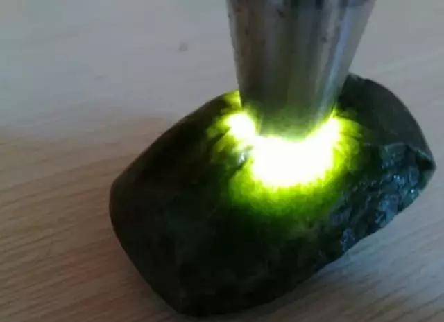 如何看待20块买翡翠原石?-第2张图片-翡翠网 如何看待20块买翡翠原石?-第2张图片-翡翠网