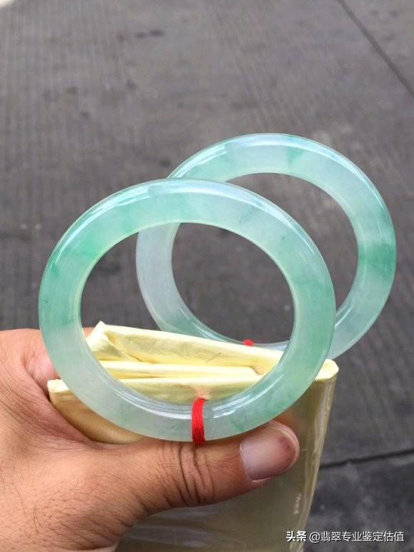 什么样的翡翠手镯才能称得上“仙”?我想买一条仙气满满的手镯?-第4张图片-翡翠网 什么样的翡翠手镯才能称得上“仙”?我想买一条仙气满满的手镯?-第4张图片-翡翠网