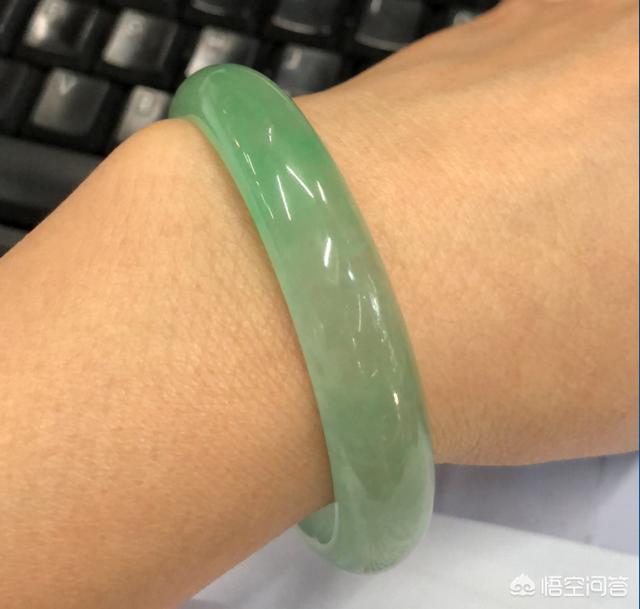 如何鉴定翡翠手镯的品质?-第3张图片-翡翠网 如何鉴定翡翠手镯的品质?-第3张图片-翡翠网