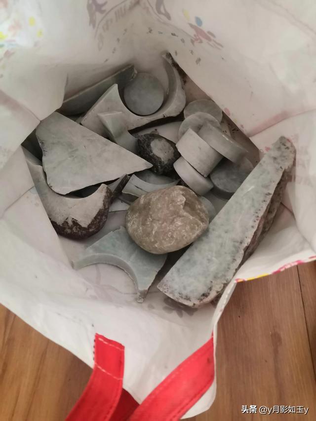 请懂的朋友帮忙看看,这块翡翠原石,300入手合适吗?-第3张图片-翡翠网 请懂的朋友帮忙看看,这块翡翠原石,300入手合适吗?-第3张图片-翡翠网