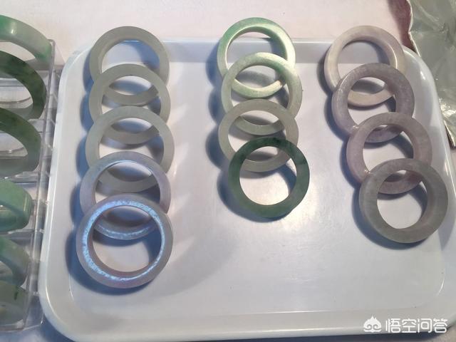 如何鉴定翡翠手镯的品质?-第2张图片-翡翠网 如何鉴定翡翠手镯的品质?-第2张图片-翡翠网