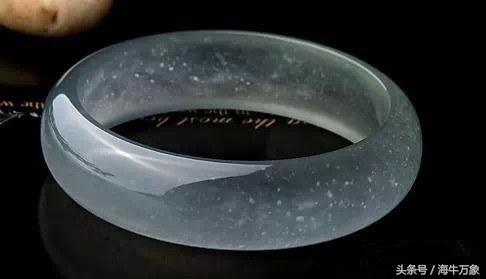 翡翠镯子能值多少钱?-第2张图片-翡翠网 翡翠镯子能值多少钱?-第2张图片-翡翠网