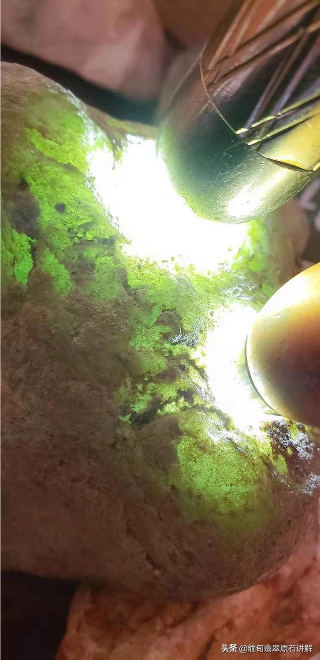 如何真正的了解翡翠原石的水头？