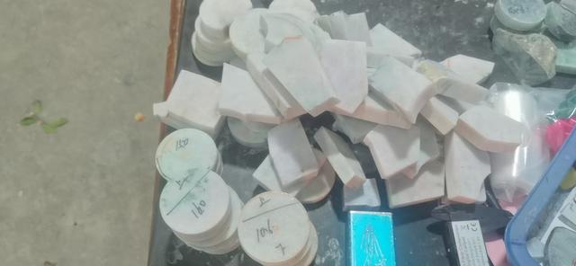 买了一只翡翠手镯,请大家帮忙看看,是否真货,价值几何?-第7张图片-翡翠网 买了一只翡翠手镯,请大家帮忙看看,是否真货,价值几何?-第7张图片-翡翠网