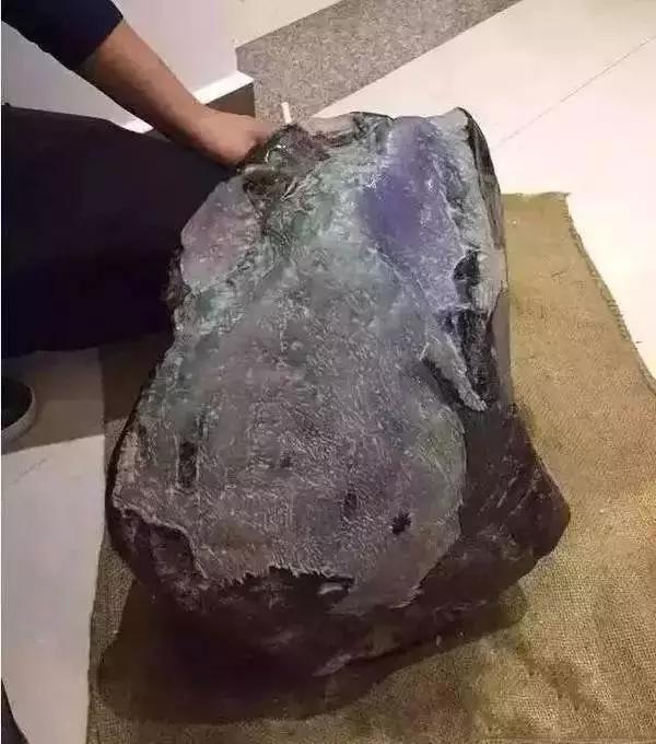 轰动赌石界的天价春带彩翡翠原石，为何这么值钱？