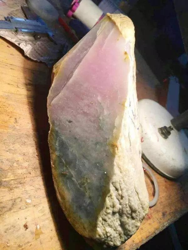 轰动赌石界的天价春带彩翡翠原石,为何这么值钱?-第4张图片-翡翠网 轰动赌石界的天价春带彩翡翠原石,为何这么值钱?-第4张图片-翡翠网