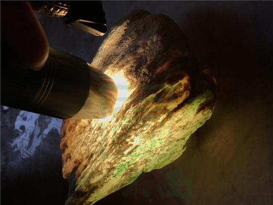 翡翠赌石怎样才能赌赢?-第12张图片-翡翠网 翡翠赌石怎样才能赌赢?-第12张图片-翡翠网