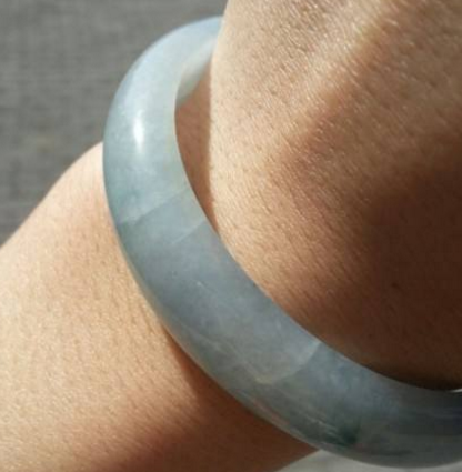 翡翠手镯上的裂纹是指什么