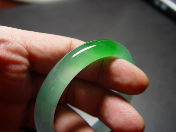 正阳绿翡翠手镯为什么比一般翡翠手镯要贵？