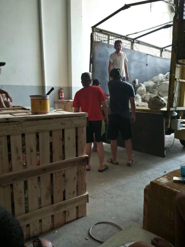 买了一只翡翠手镯,请大家帮忙看看,是否真货,价值几何?-第8张图片-翡翠网 买了一只翡翠手镯,请大家帮忙看看,是否真货,价值几何?-第8张图片-翡翠网