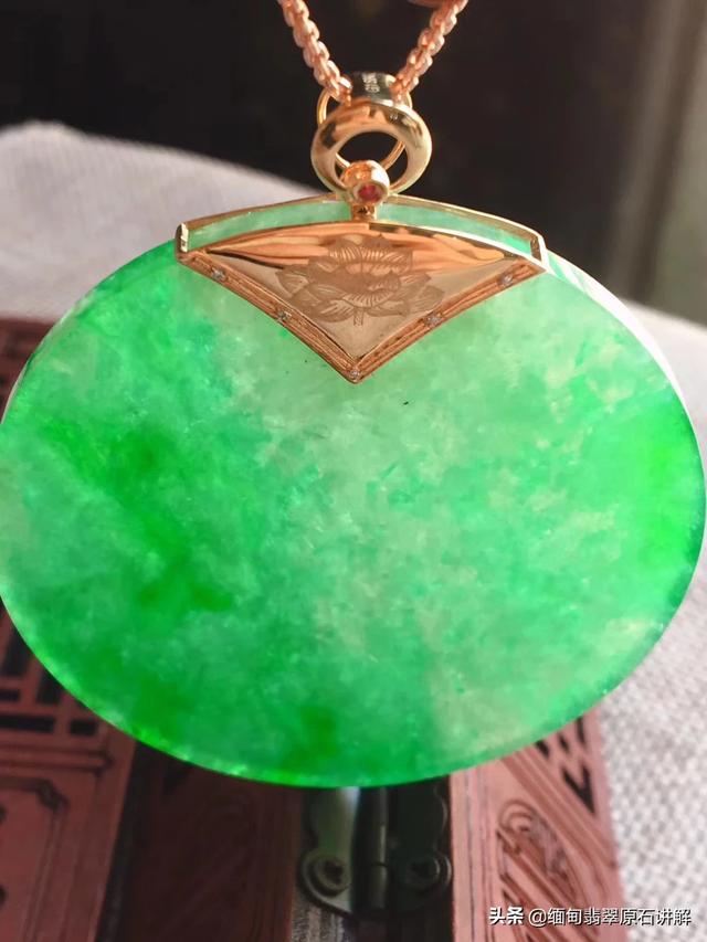 翡翠手镯是不是越透越好，哪种的最好看呢？