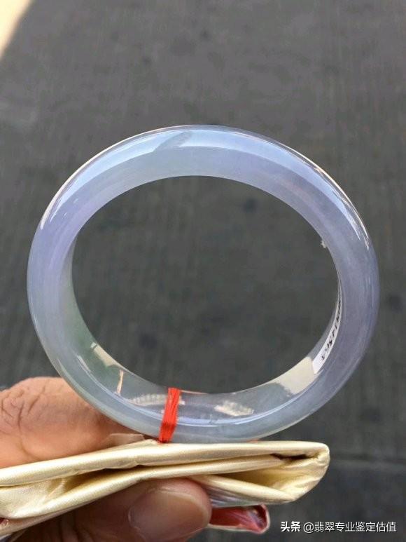 什么样的翡翠手镯才能称得上“仙”?我想买一条仙气满满的手镯?-第2张图片-翡翠网 什么样的翡翠手镯才能称得上“仙”?我想买一条仙气满满的手镯?-第2张图片-翡翠网