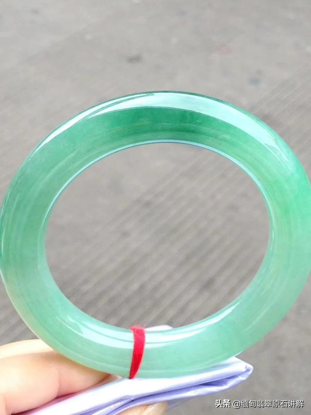 想买翡翠手镯,买什么颜色的好呢?为什么呢?-第2张图片-翡翠网 想买翡翠手镯,买什么颜色的好呢?为什么呢?-第2张图片-翡翠网