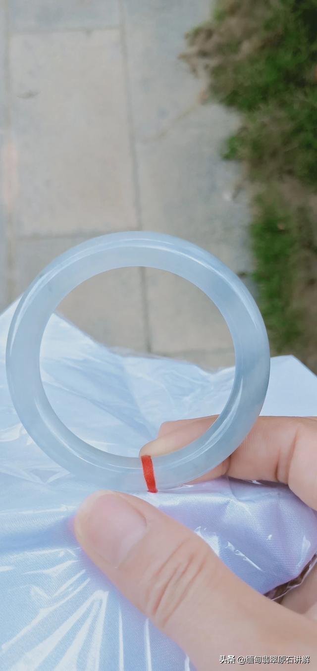 翡翠手镯会越戴越通透吗?为什么?-第1张图片-翡翠网 翡翠手镯会越戴越通透吗?为什么?-第1张图片-翡翠网