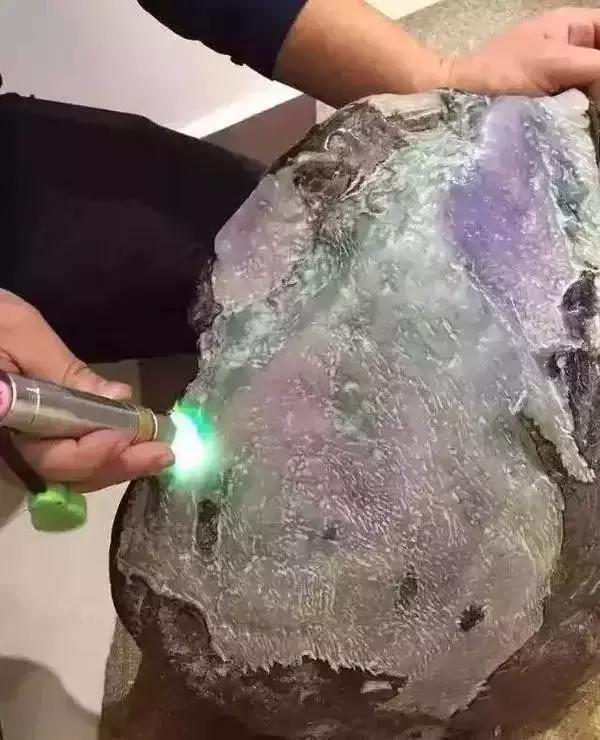 轰动赌石界的天价春带彩翡翠原石,为何这么值钱?-第3张图片-翡翠网 轰动赌石界的天价春带彩翡翠原石,为何这么值钱?-第3张图片-翡翠网