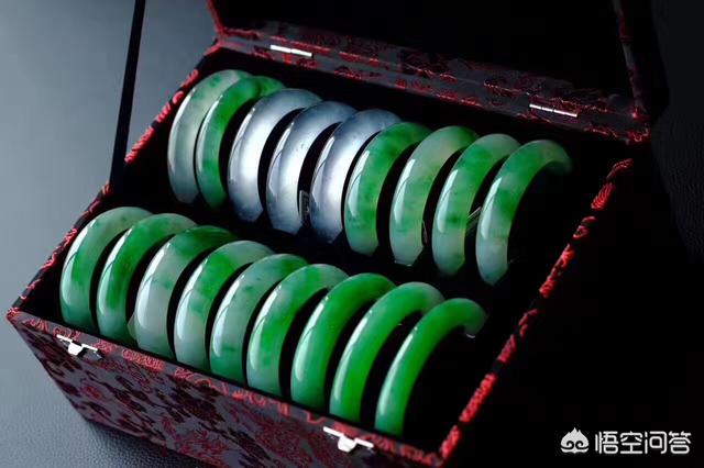 如何鉴定翡翠手镯的品质？