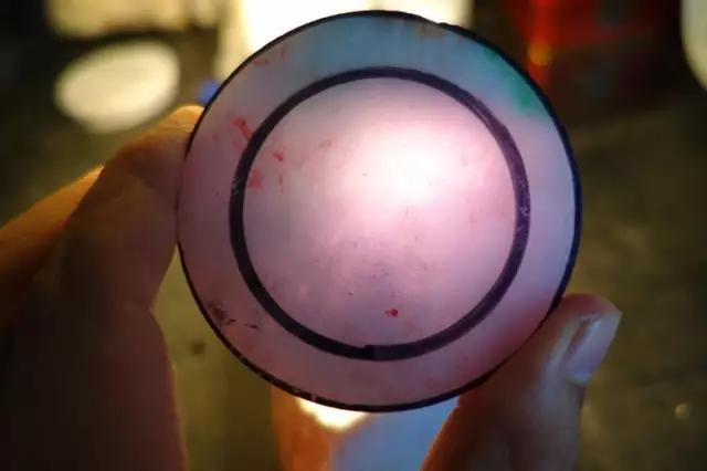 轰动赌石界的天价春带彩翡翠原石,为何这么值钱?-第6张图片-翡翠网 轰动赌石界的天价春带彩翡翠原石,为何这么值钱?-第6张图片-翡翠网