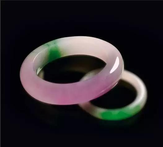 轰动赌石界的天价春带彩翡翠原石,为何这么值钱?-第8张图片-翡翠网 轰动赌石界的天价春带彩翡翠原石,为何这么值钱?-第8张图片-翡翠网