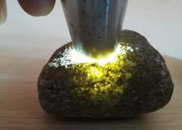 如何看待20块买翡翠原石?-第3张图片-翡翠网 如何看待20块买翡翠原石?-第3张图片-翡翠网