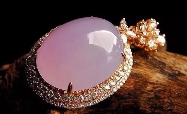 轰动赌石界的天价春带彩翡翠原石,为何这么值钱?-第11张图片-翡翠网 轰动赌石界的天价春带彩翡翠原石,为何这么值钱?-第11张图片-翡翠网