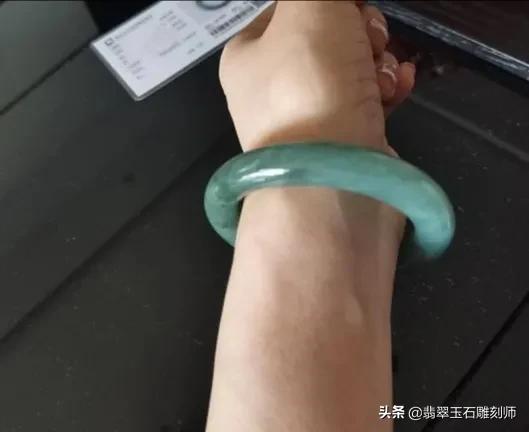 买了一只翡翠镯,证书上没有密度,是否A货,懂行的朋友帮忙看看?-第2张图片-翡翠网 买了一只翡翠镯,证书上没有密度,是否A货,懂行的朋友帮忙看看?-第2张图片-翡翠网