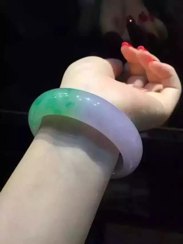 轰动赌石界的天价春带彩翡翠原石,为何这么值钱?-第9张图片-翡翠网 轰动赌石界的天价春带彩翡翠原石,为何这么值钱?-第9张图片-翡翠网