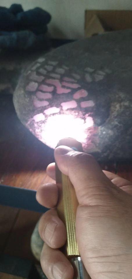 请懂的朋友帮忙看看,这块翡翠原石,300入手合适吗?-第2张图片-翡翠网 请懂的朋友帮忙看看,这块翡翠原石,300入手合适吗?-第2张图片-翡翠网