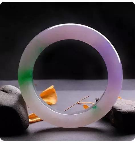 轰动赌石界的天价春带彩翡翠原石,为何这么值钱?-第13张图片-翡翠网 轰动赌石界的天价春带彩翡翠原石,为何这么值钱?-第13张图片-翡翠网