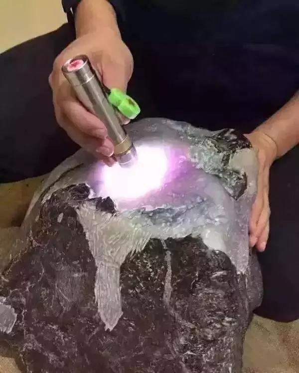 轰动赌石界的天价春带彩翡翠原石,为何这么值钱?-第2张图片-翡翠网 轰动赌石界的天价春带彩翡翠原石,为何这么值钱?-第2张图片-翡翠网