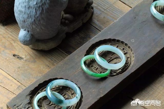 翡翠手镯应该怎么选？