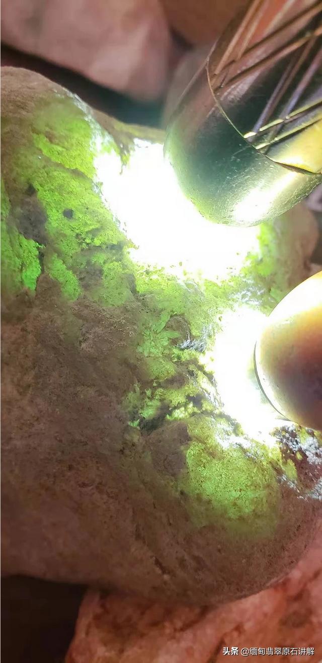 如何真正的了解翡翠原石的水头?-第3张图片-翡翠网 如何真正的了解翡翠原石的水头?-第3张图片-翡翠网