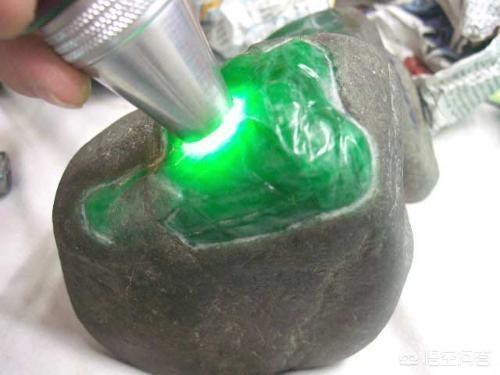 翡翠原石如何辨认?-第2张图片-翡翠网 翡翠原石如何辨认?-第2张图片-翡翠网