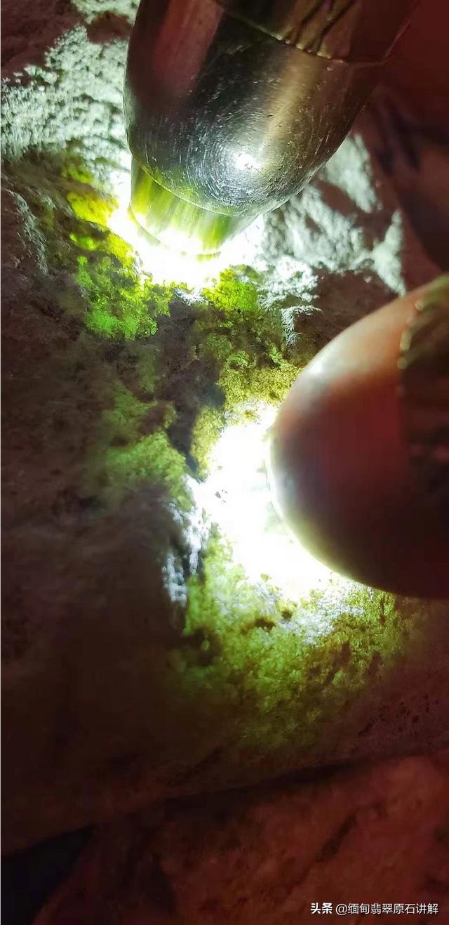 如何真正的了解翡翠原石的水头?-第2张图片-翡翠网 如何真正的了解翡翠原石的水头?-第2张图片-翡翠网