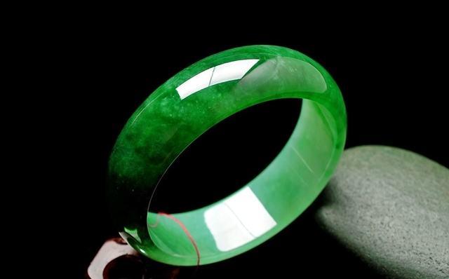 戴了七年的翡翠手镯,会发生什么变化?-第8张图片-翡翠网 戴了七年的翡翠手镯,会发生什么变化?-第8张图片-翡翠网