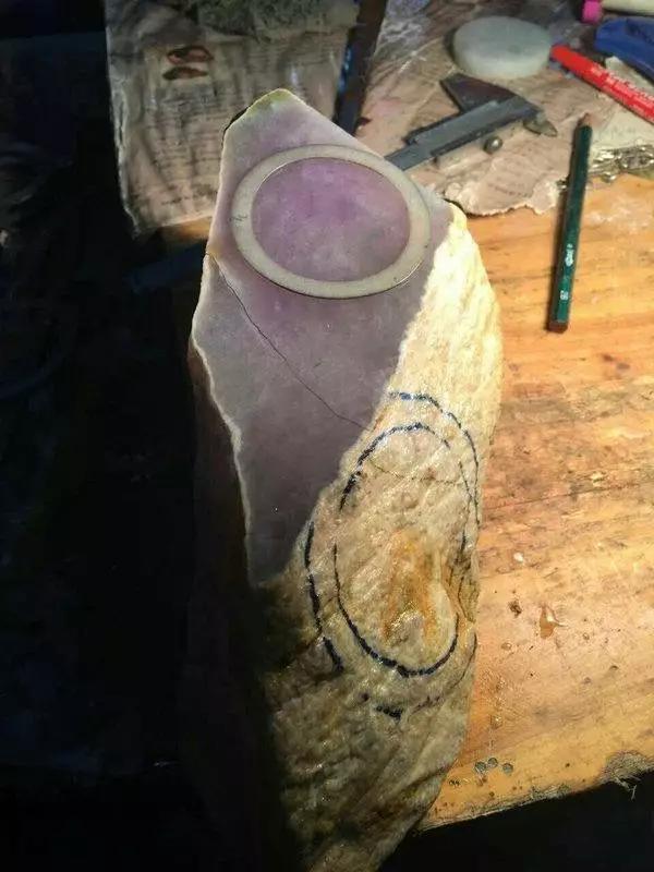 轰动赌石界的天价春带彩翡翠原石,为何这么值钱?-第5张图片-翡翠网 轰动赌石界的天价春带彩翡翠原石,为何这么值钱?-第5张图片-翡翠网