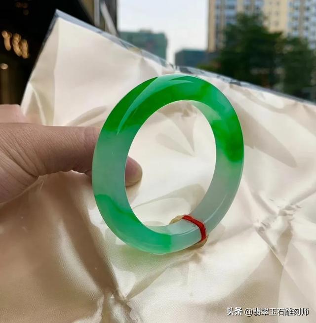 请问如图手镯目前市面多少价位?-第4张图片-翡翠网 请问如图手镯目前市面多少价位?-第4张图片-翡翠网