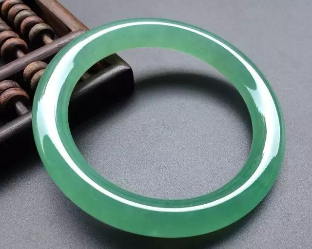 翡翠手镯保养能用水泡吗?-第9张图片-翡翠网 翡翠手镯保养能用水泡吗?-第9张图片-翡翠网