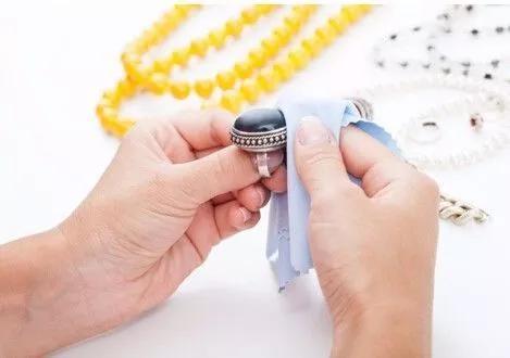 翡翠手镯保养能用水泡吗?-第23张图片-翡翠网 翡翠手镯保养能用水泡吗?-第23张图片-翡翠网