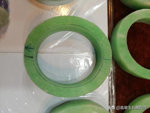 请问如图手镯目前市面多少价位?-第5张图片-翡翠网 请问如图手镯目前市面多少价位?-第5张图片-翡翠网