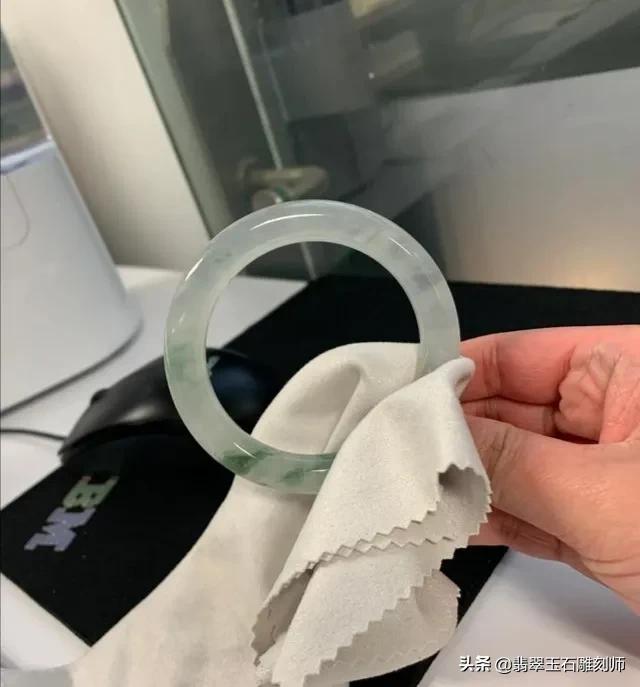 请问如图手镯目前市面多少价位？