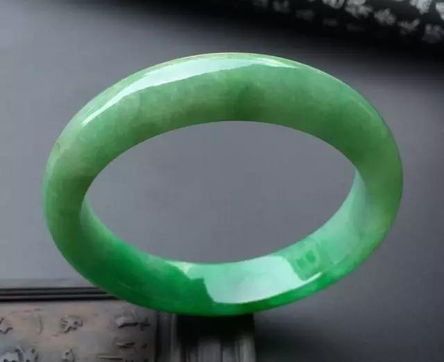 翡翠手镯保养能用水泡吗?-第12张图片-翡翠网 翡翠手镯保养能用水泡吗?-第12张图片-翡翠网